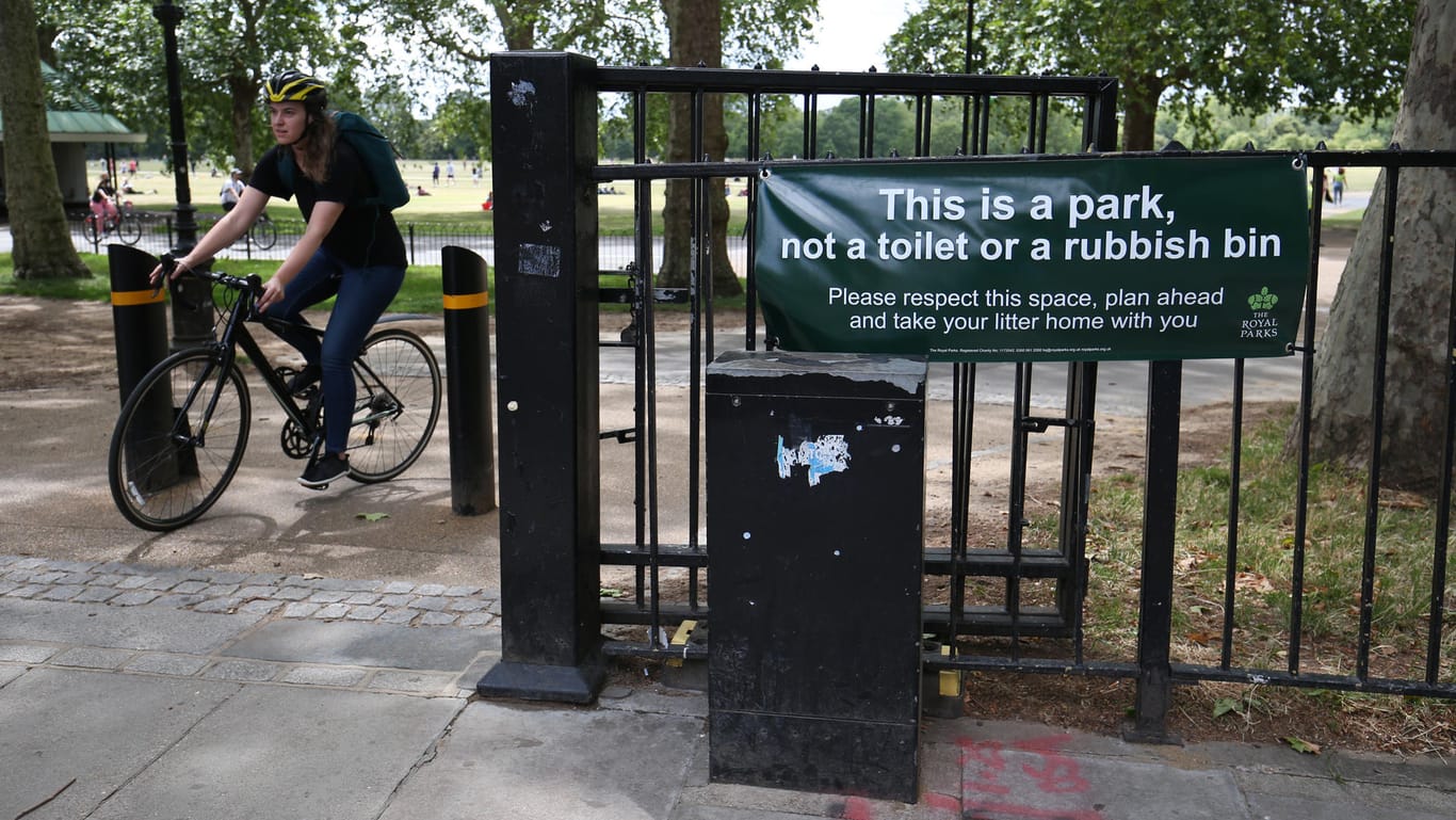 Ein Transparent mit der Aufschrift "Das ist ein Park und keine Toilette oder Müllhalde" hängt an einem Eingang zum Hyde Park: In Großbritannien gibt es mitten in der Corona-Krise ein zunehmendes Toilettenproblem im öffentlichen Raum.