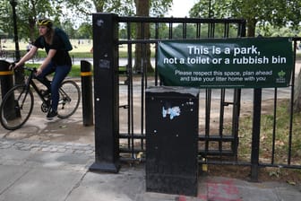 Ein Transparent mit der Aufschrift "Das ist ein Park und keine Toilette oder Müllhalde" hängt an einem Eingang zum Hyde Park: In Großbritannien gibt es mitten in der Corona-Krise ein zunehmendes Toilettenproblem im öffentlichen Raum.