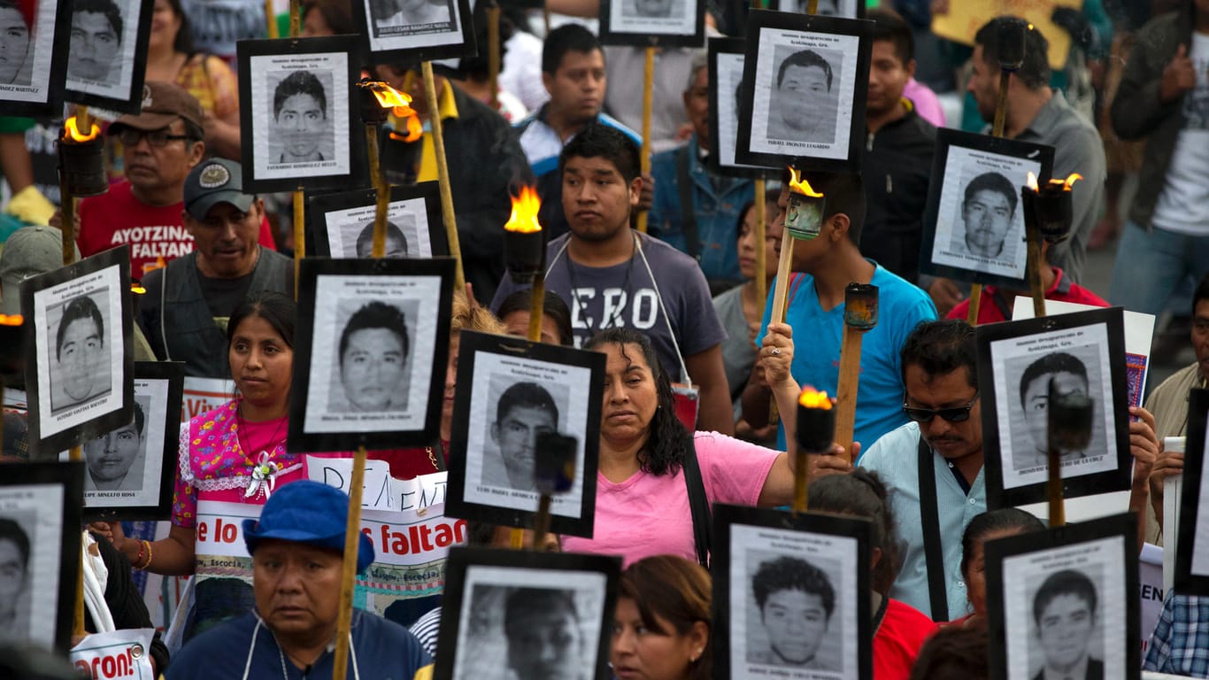 Protest in Mexiko-Stadt: Angehörige und Unterstützer tragen Bilder der 43 vermissten Studenten.