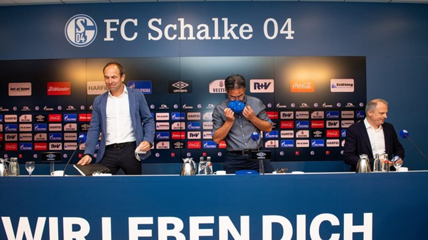 Marketing-Vorstand Alexander Jobst, Trainer David Wagner und Jochen Schneider (l-r) nahmen zur Schalke-Situation Stellung.
