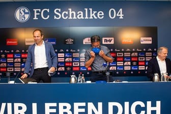 Marketing-Vorstand Alexander Jobst, Trainer David Wagner und Jochen Schneider (l-r) nahmen zur Schalke-Situation Stellung.