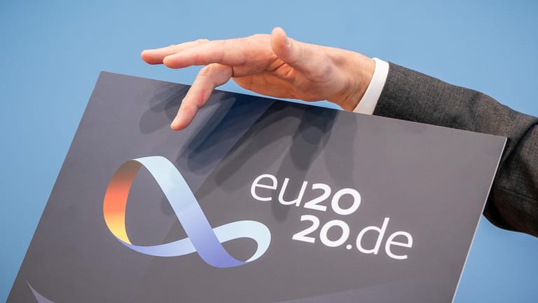 Deutsche EU-Ratspräsidentschaft: Das Möbius-Band im Logo soll für Verbundenheit stehen.