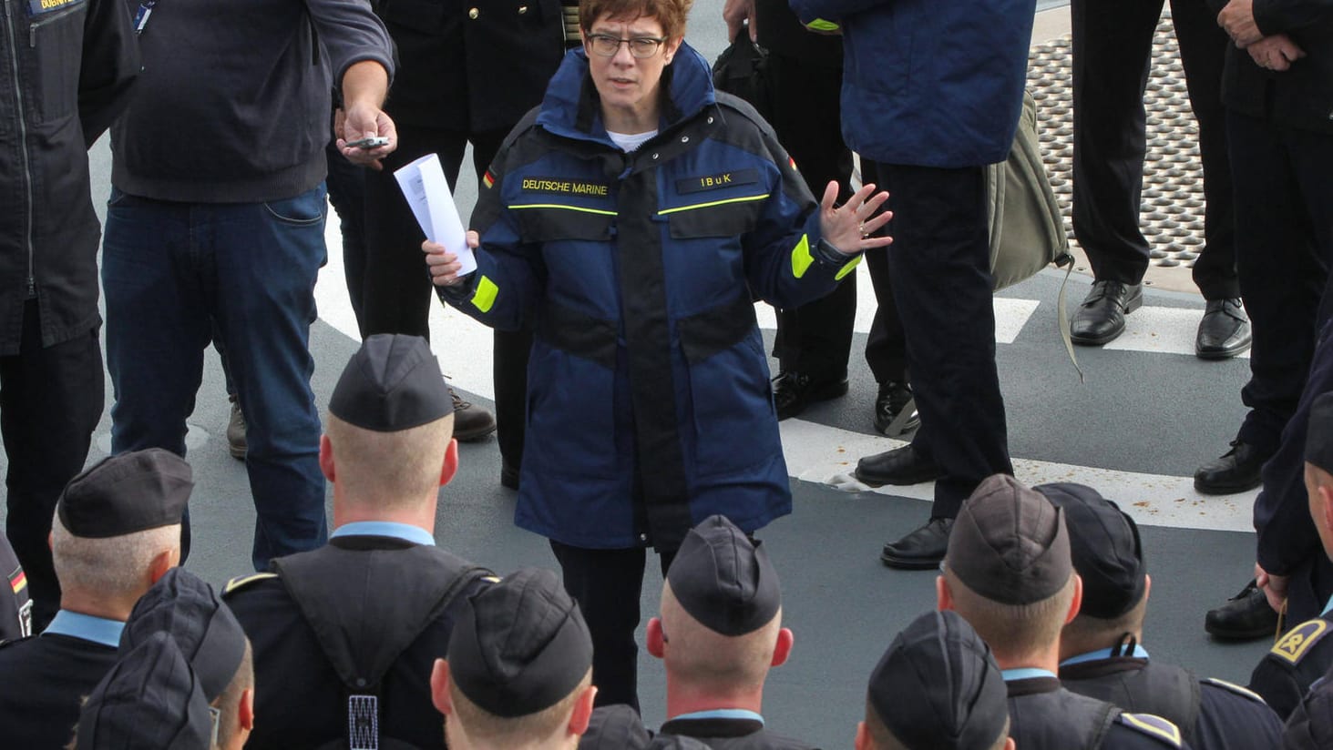 Annegret Kramp-Karrenbauer bei der Truppe