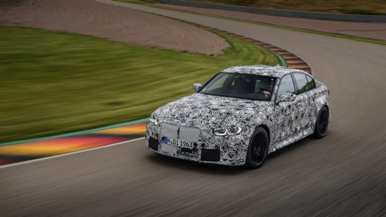 Bayerisches Versteckspiel: Noch hält BMW die endgültige Optik des M3-Sportmodells geheim.