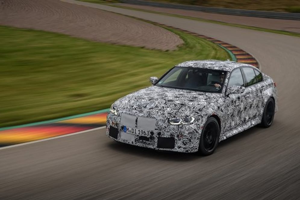 Bayerisches Versteckspiel: Noch hält BMW die endgültige Optik des M3-Sportmodells geheim.