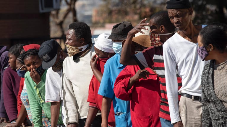 Menschen warten vor einer Essensausgabe in Johannesburg: Südafrika ist das Land mit den meisten registrierten Infizierten auf dem Kontinent.