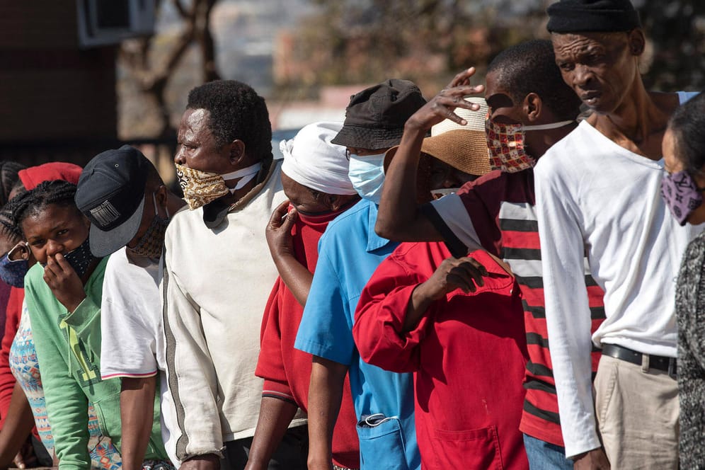 Menschen warten vor einer Essensausgabe in Johannesburg: Südafrika ist das Land mit den meisten registrierten Infizierten auf dem Kontinent.