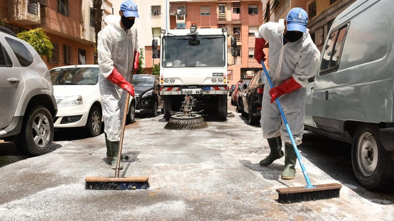 Arbeiter desinfizieren eine Straße in Casablanca: Die Länder Afrikas versuchen mit verschiedenen Mitteln, die Pandemie zu stoppen.