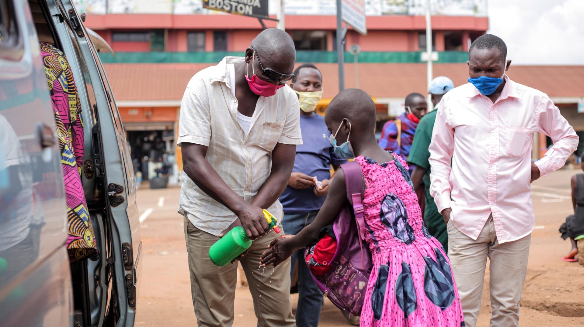 Handhygiene vor der Taxifahrt: Gesundheitsbeauftragte stellen in vielen Ländern Afrikas, auch in Uganda, essenzielle Gesundheitsdienstleistungen zur Verfügung.