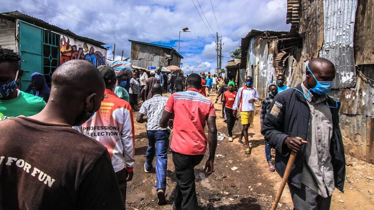 Einwohner der Slum-Siedlung Kibera in Nairobi auf dem Weg zur Arbeit: Die allermeisten Menschen auf dem Kontinent können sich ein Zuhausebleiben nicht leisten.
