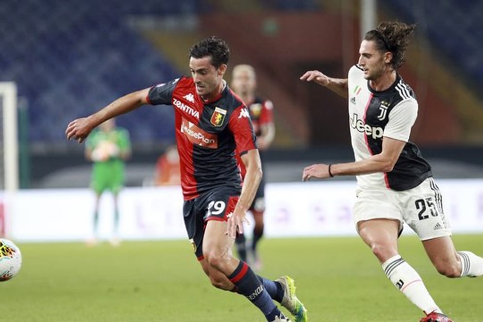 Francesco Cassata (l) vom FC Genua und Adrien Rabiot von Juventus Turin kämpfen um den Ball.