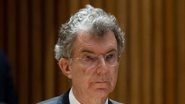 "Wir sind überzeugt, dass der Sicherheitsrat hier eine Aufgabe übernehmen kann, indem er Klimawandelfolgen nicht nur vereinzelt, sondern systematisch und konsequent in den Blick nimmt", sagt Christoph Heusgen. "Wir sind überzeugt, dass der Sicherheitsrat hier eine Aufgabe übernehmen kann, indem er Klimawandelfolgen nicht nur vereinzelt, sondern systematisch und konsequent in den Blick nimmt", sagt Christoph Heusgen.