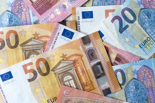 Das Elterngeld ist eine sogenannte Lohnersatzleistung - also eine Zahlung vom Staat, für die keine Gegenleistung gefordert wird. Das Elterngeld ist eine sogenannte Lohnersatzleistung - also eine Zahlung vom Staat, für die keine Gegenleistung gefordert wird.