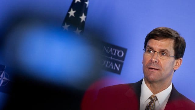Mark Esper, Verteidigungsminister der USA, hat die Pläne zum Truppenabzug mit Trump besprochen. Mark Esper, Verteidigungsminister der USA, hat die Pläne zum Truppenabzug mit Trump besprochen.