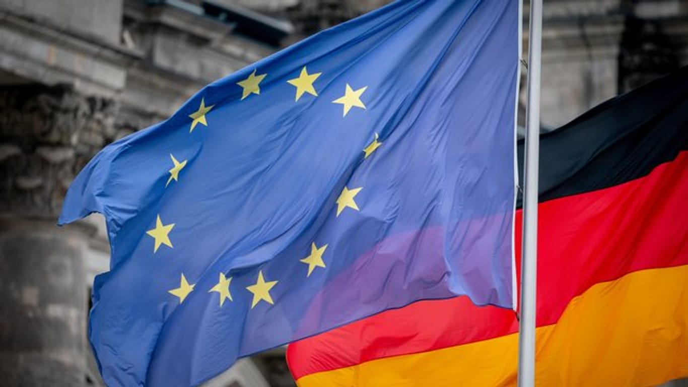 Die Deutschland- und die Europaflagge vor dem Reichstagsgebäude.