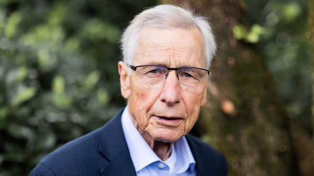Wolfgang Clement steht in seinem Garten Wolfgang Clement steht in seinem Garten