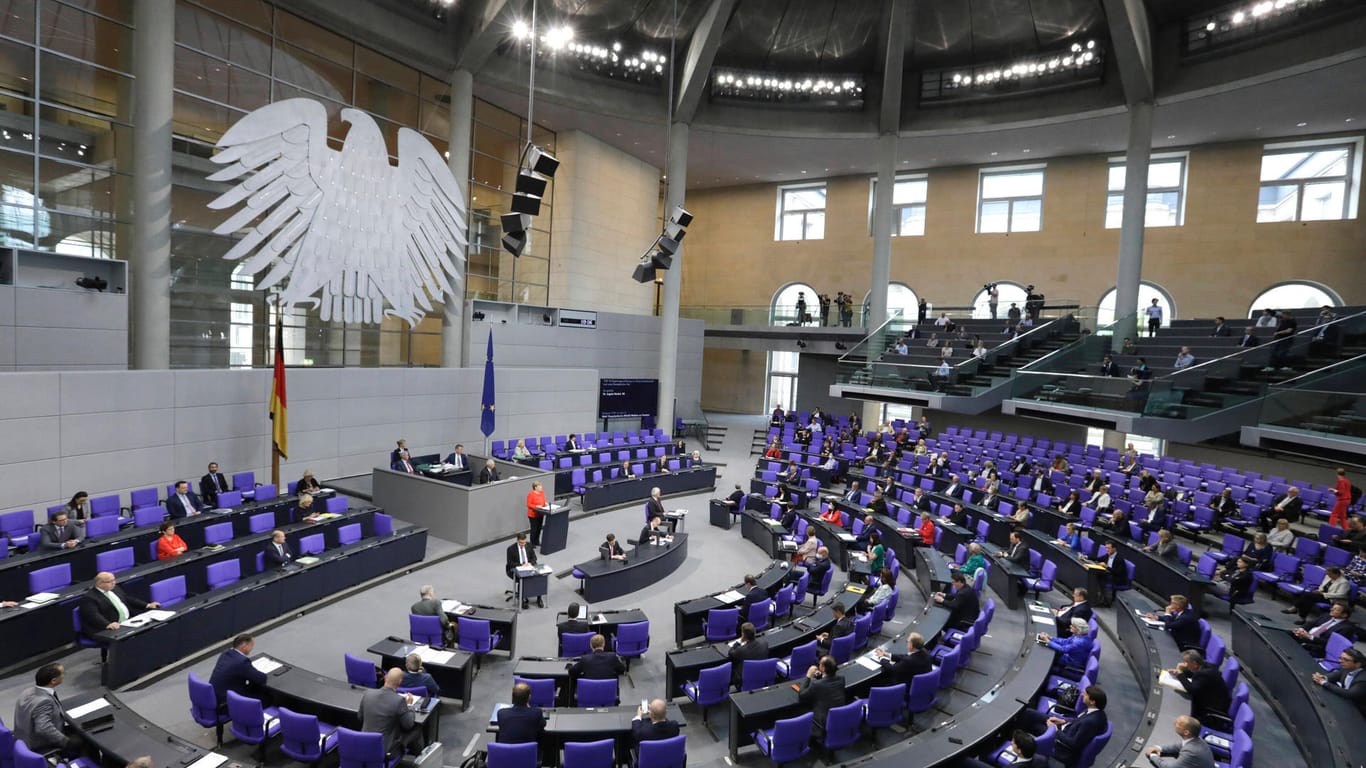 Der deutsche Bundestag: Das Parlament wächst immer weiter. Eine Wahlrechtsreform soll das nun ändern.
