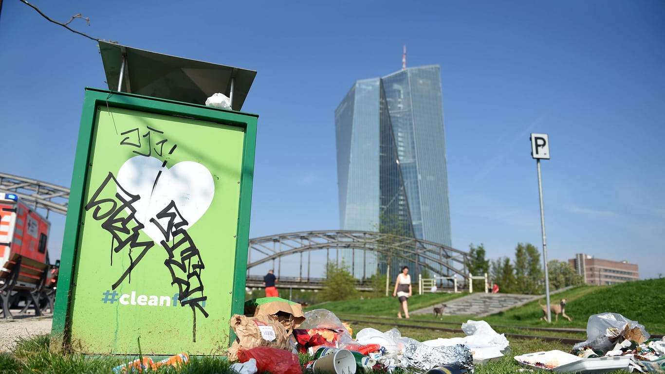 Müllberge im Hafenpark in Frankfurt: Die Stadt erhöht nun die Gebühren für Müllsünder.