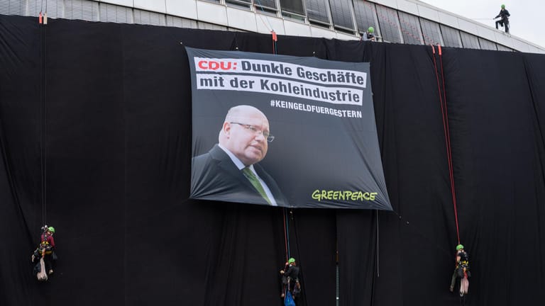 Greenpeace-Aktion auf CDU-Zentrale: Greenpeace-Aktivisten haben die Parteizentrale der CDU mit schwarzem Stoff verhüllt. Greenpeace demonstriert mit der Aktion für den Kohleausstieg und gegen Vereinbarungen der Bundesregierung mit den Betreibern der Kohlekraftwerke.