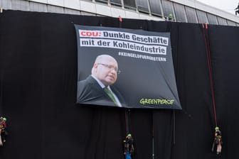 Greenpeace-Aktion auf CDU-Zentrale: Greenpeace-Aktivisten haben die Parteizentrale der CDU mit schwarzem Stoff verhüllt. Greenpeace demonstriert mit der Aktion für den Kohleausstieg und gegen Vereinbarungen der Bundesregierung mit den Betreibern der Kohlekraftwerke.