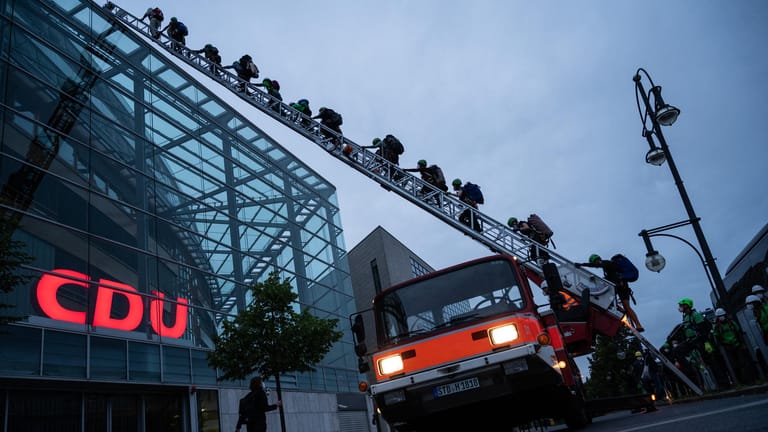 CDU-Zentrale in Berlin: Greenpeace-Aktivisten klettern am frühen Morgen auf das Dach der CDU-Parteizentrale.