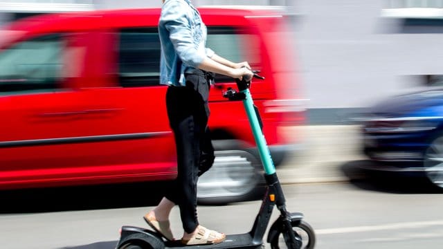 Eine junge Frau unterwegs mit einem E-Scooter in Hannover. Eine junge Frau unterwegs mit einem E-Scooter in Hannover.