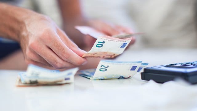 Auf der hohen Kante: Viele Menschen in Deutschland legen regelmäßig Geld zurück - jeder dritte Privathaushalt spart jedoch gar nicht. Auf der hohen Kante: Viele Menschen in Deutschland legen regelmäßig Geld zurück - jeder dritte Privathaushalt spart jedoch gar nicht.