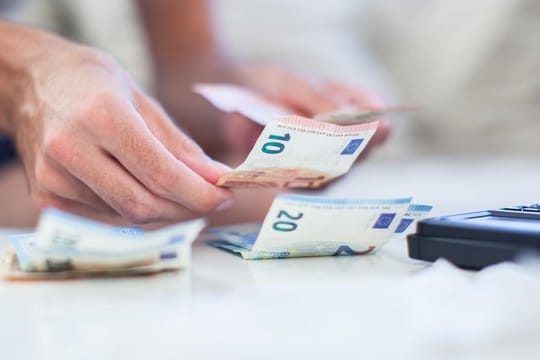 Auf der hohen Kante: Viele Menschen in Deutschland legen regelmäßig Geld zurück - jeder dritte Privathaushalt spart jedoch gar nicht.