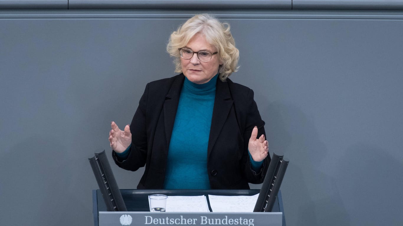 Christine Lambrecht, Bundesministerin der Justiz, fordert härtere Strafen im Fall von sexualisierter Gewalt an Kindern.