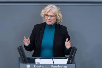 Christine Lambrecht, Bundesministerin der Justiz, fordert härtere Strafen im Fall von sexualisierter Gewalt an Kindern.