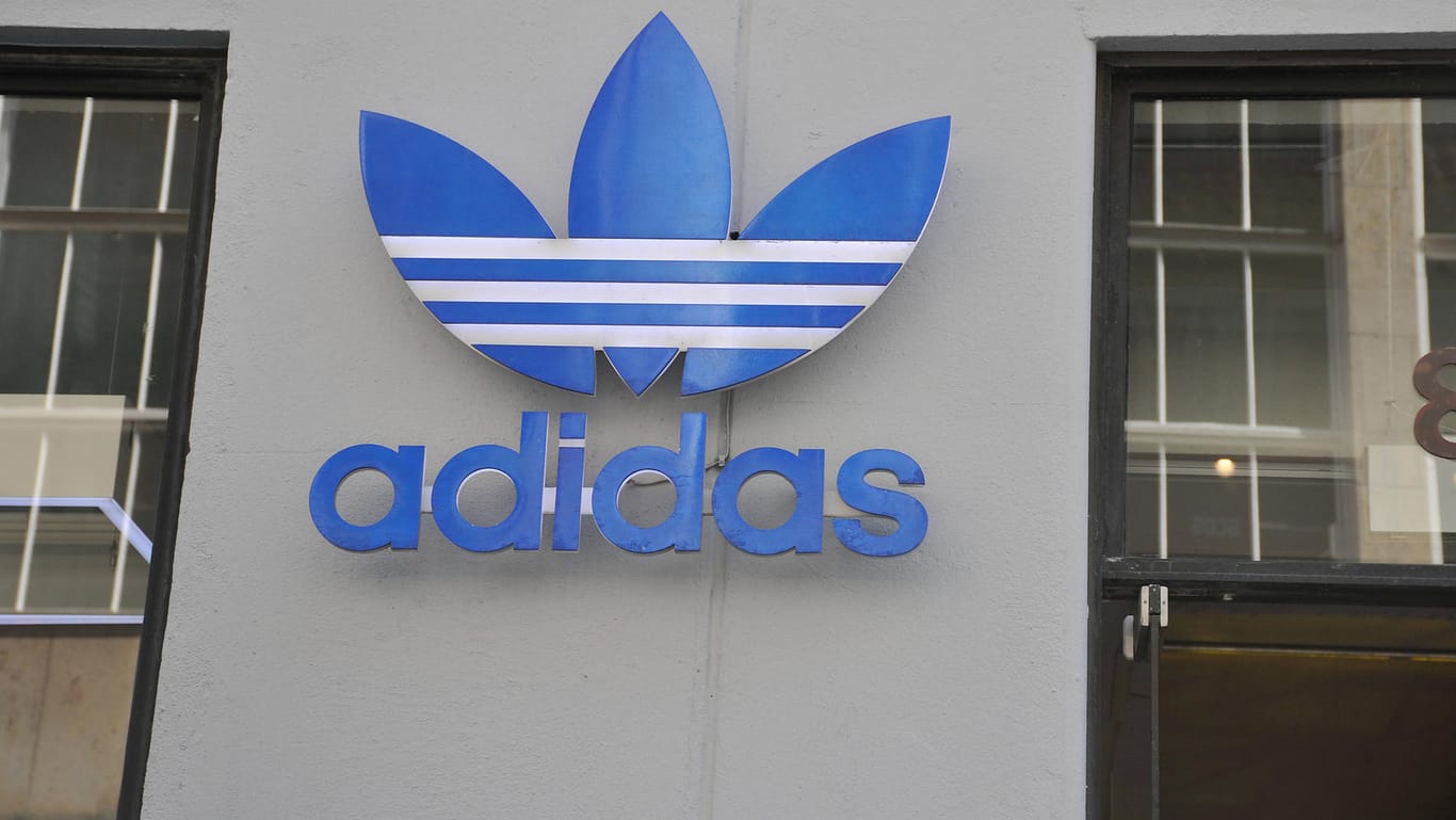 Adidas-Logo: Die Personalchefin des Konzerns tritt zurück. Gegen sie wurden Vorwürfe laut, sie habe Rassismus heruntergespielt.