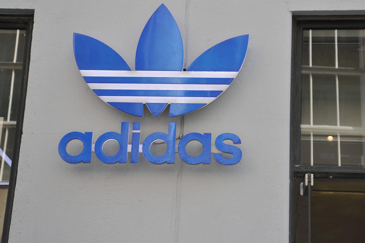Adidas-Logo: Die Personalchefin des Konzerns tritt zurück. Gegen sie wurden Vorwürfe laut, sie habe Rassismus heruntergespielt. Adidas-Logo: Die Personalchefin des Konzerns tritt zurück. Gegen sie wurden Vorwürfe laut, sie habe Rassismus heruntergespielt.