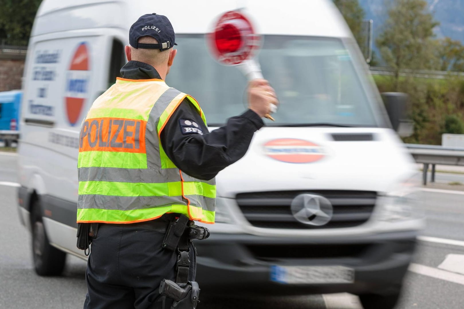 Polizeikontrolle an der Autobahn (Symbolfoto): Mit einer großangelegten Razzia gehen Bundespolizisten gegen eine mutmaßliche Gruppe von Schleusern vor.