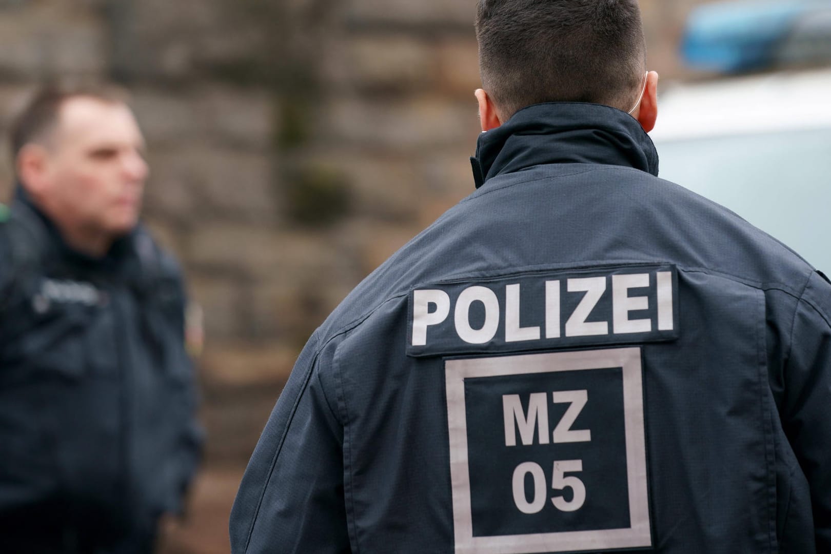 Zwei Beamte der Mainzer Polizei (Symbolbild): Ein 60-jähriger betrunkener und halbnackter Mann hat die Polizei auf Trab gehalten.