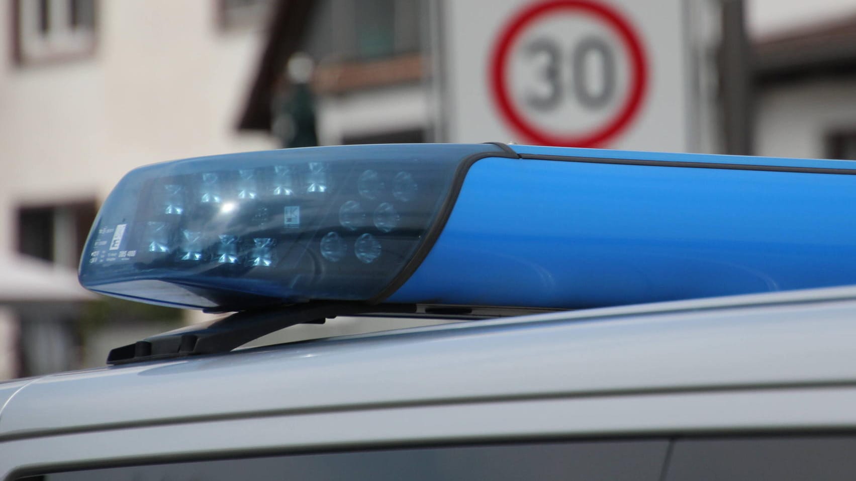 Blaulicht eines Polizeiautos: In Dortmund sucht die Polizei nach einem Überfall auf eine Seniorin Zeugen. Blaulicht eines Polizeiautos: In Dortmund sucht die Polizei nach einem Überfall auf eine Seniorin Zeugen.