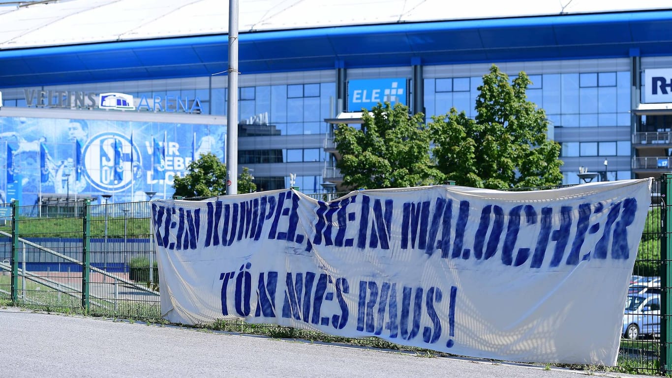 Protest gegen Clemens Tönnies: Spruchbänder waren auf dem ganzen Berger Feld in Gelsenkirchen zu finden.
