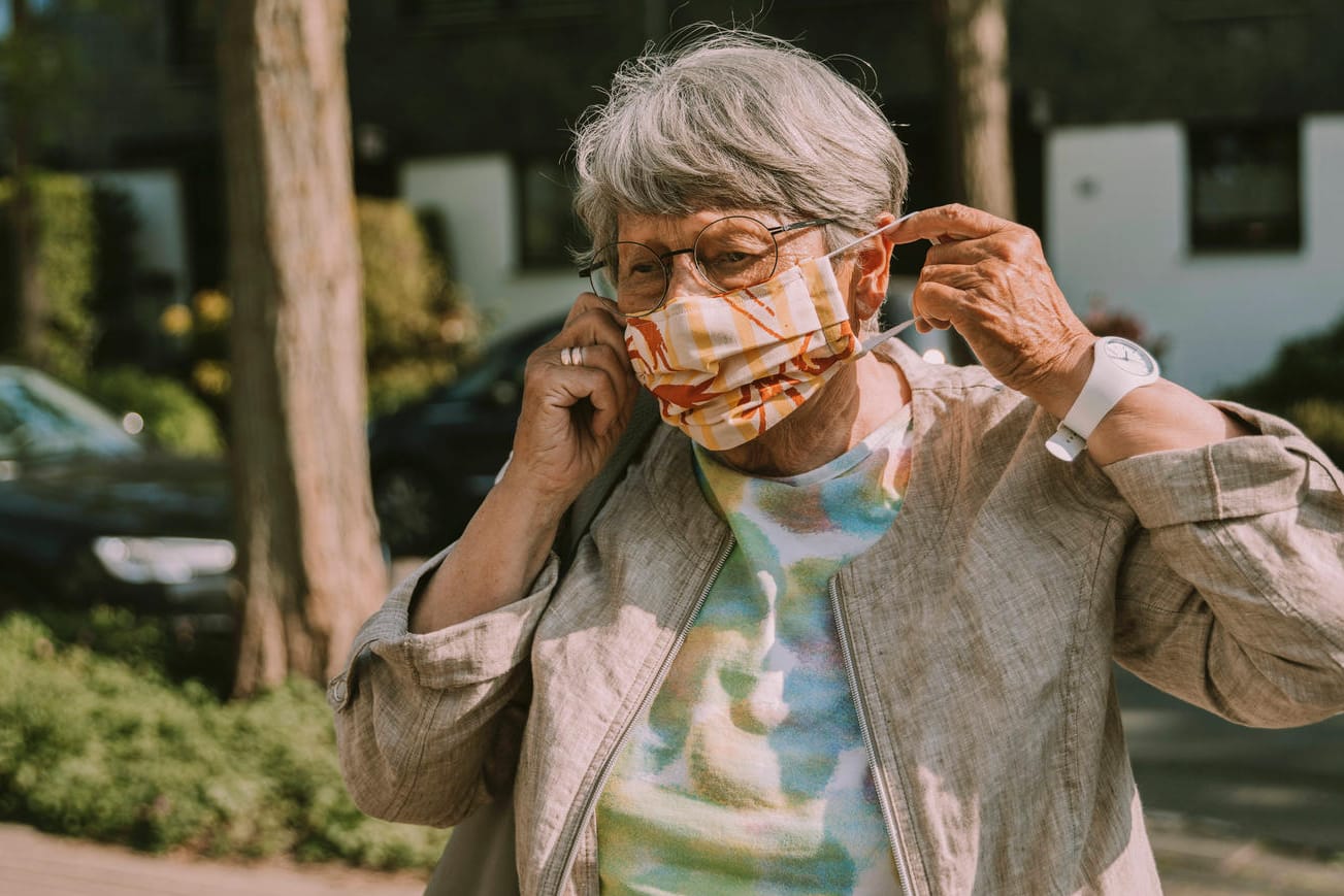 Eine Seniorin mit Gesichtsmaske (Symbolbild): Die Rentner in Deutschland erhalten ab Juli mehr Geld.