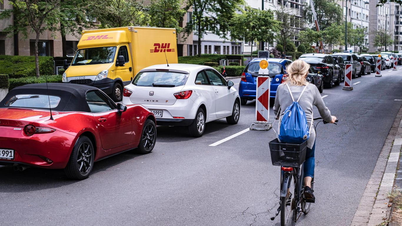 Pop-up-Radweg in Düsseldorf: Das Ministerium lässt sich nun über die umstrittene Fahrspur berichten.