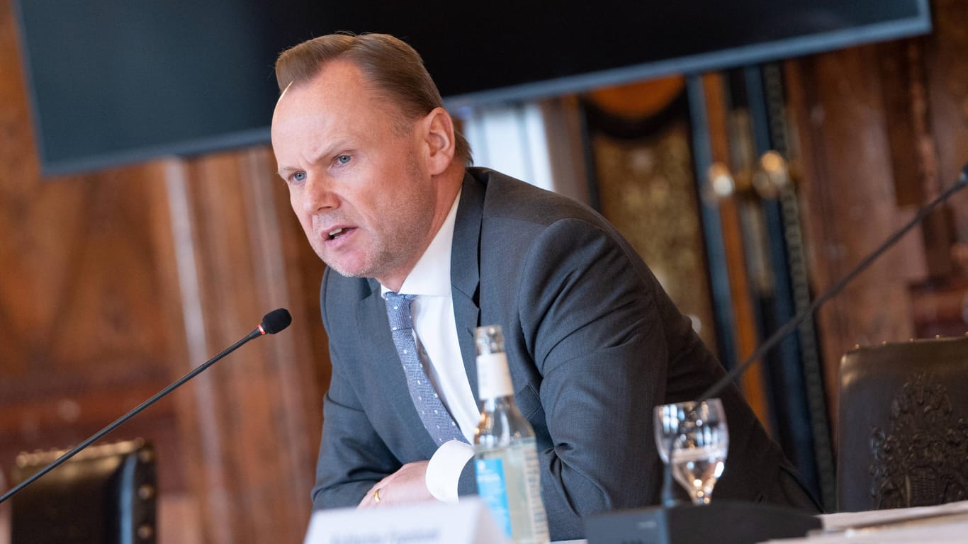 Hamburgs Innensenator Andy Grote (SPD) bei einer Landespressekonferenz zum aktuellen Stand in der Corona-Krise: Unbekannte zerstörten die Reifen des Wagens seiner Ehefrau.