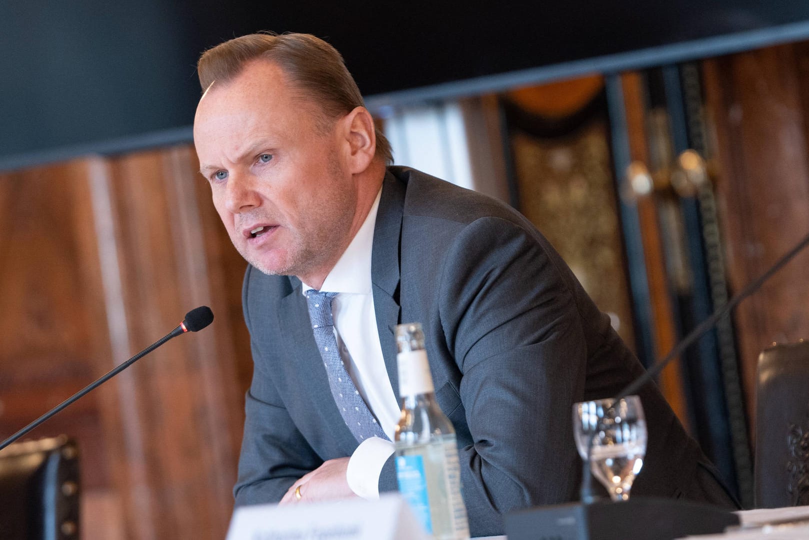 Hamburgs Innensenator Andy Grote (SPD) bei einer Landespressekonferenz zum aktuellen Stand in der Corona-Krise: Unbekannte zerstörten die Reifen des Wagens seiner Ehefrau.