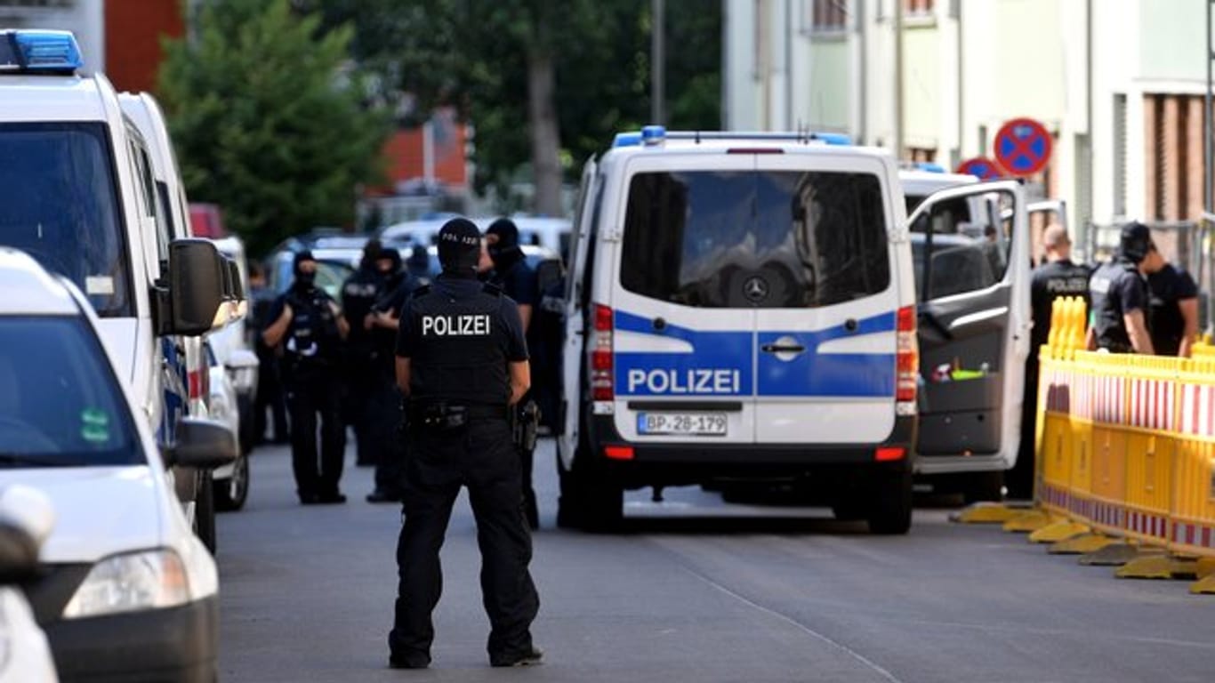 Einsatzkräfte von Polizei und Zoll auf einer Baustelle in Leipzig.