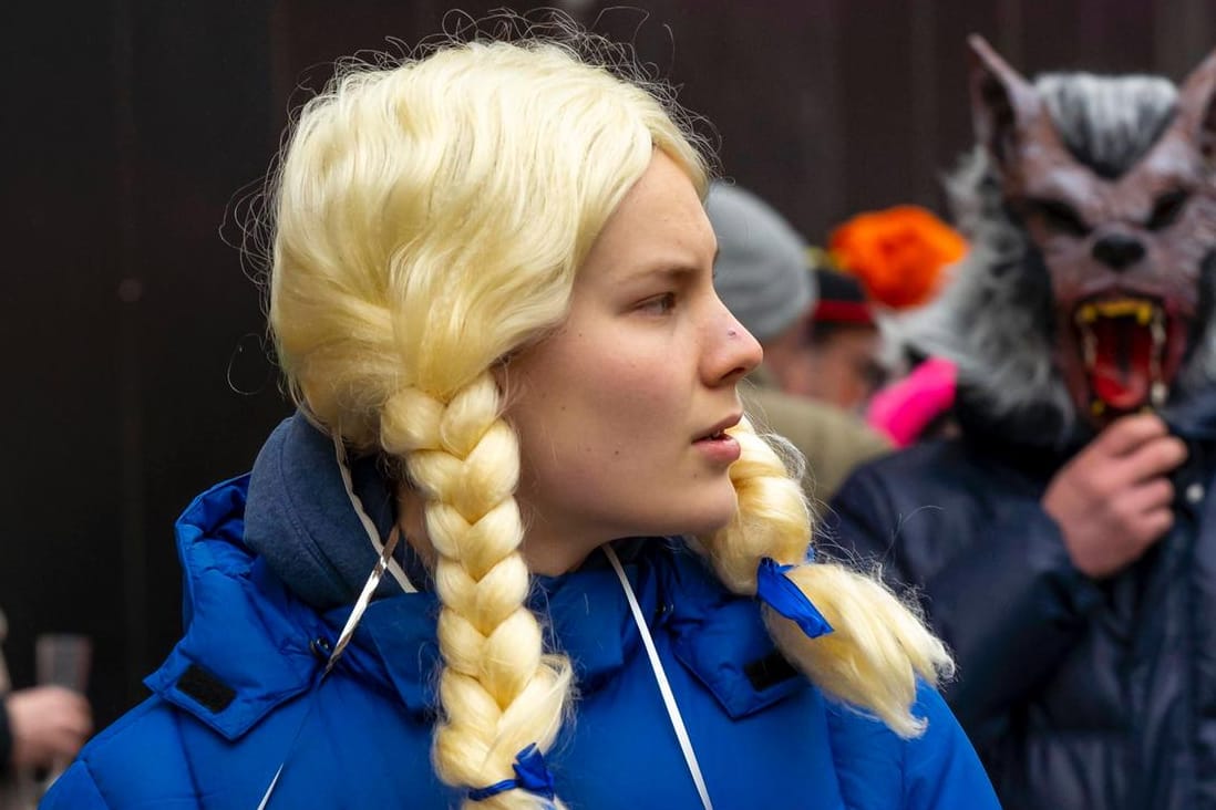 Rosenmontagszug in Düsseldorf, Strassenkarneval, junger Mann als Greta Thunberg verkleidet, Fridays for Future Bewegung