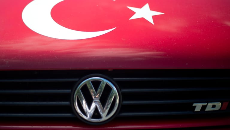 VW-Wagen mit Türkei-Flagge (Illustration): Der Konzern stoppt die Pläne für ein Werk in der Türkei.
