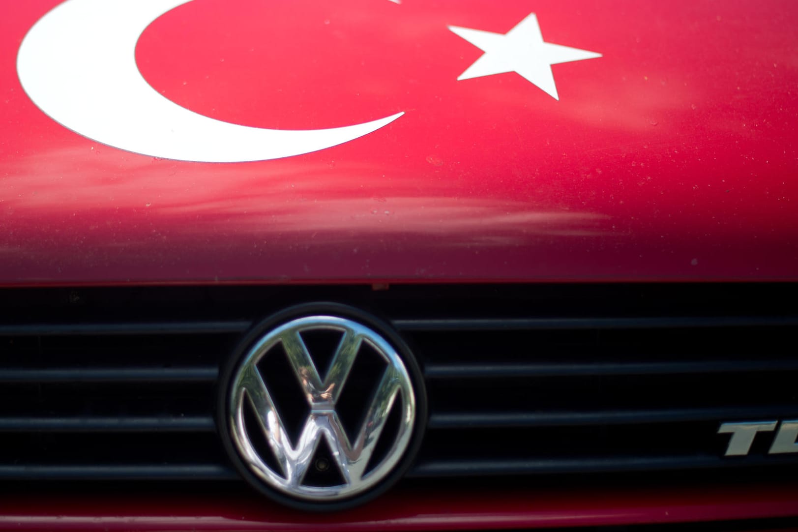 VW-Wagen mit Türkei-Flagge (Illustration): Der Konzern stoppt die Pläne für ein Werk in der Türkei. VW-Wagen mit Türkei-Flagge (Illustration): Der Konzern stoppt die Pläne für ein Werk in der Türkei.