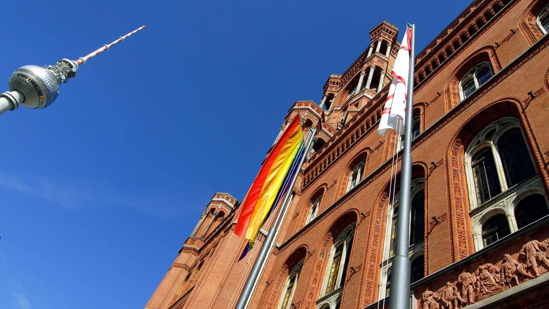 Regenbogenfahne vor dem Roten Rathaus: Bürgermeister Michael Müller und der Berliner Lesben- und Schwulenverband hissen die Regenbogenfahne anlässlich der Pride-Week. Regenbogenfahne vor dem Roten Rathaus: Bürgermeister Michael Müller und der Berliner Lesben- und Schwulenverband hissen die Regenbogenfahne anlässlich der Pride-Week.