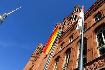 Regenbogenfahne vor dem Roten Rathaus: Bürgermeister Michael Müller und der Berliner Lesben- und Schwulenverband hissen die Regenbogenfahne anlässlich der Pride-Week.