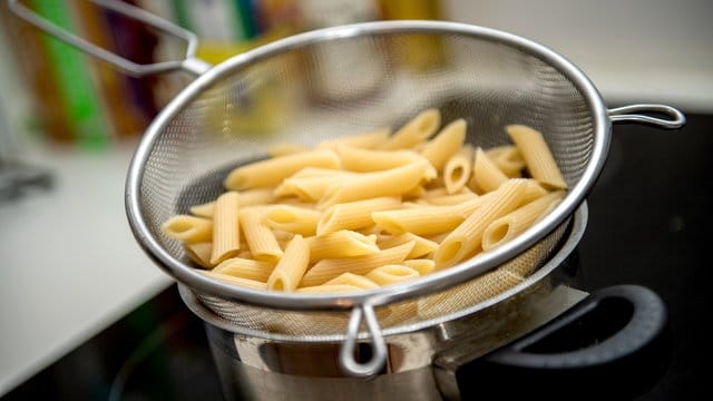 Reste vom Kochen: Sie sollten nicht lange auf dem Herd stehen bleiben – es können sich sonst schnell Keime bilden.