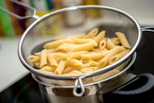 Reste vom Kochen: Sie sollten nicht lange auf dem Herd stehen bleiben – es können sich sonst schnell Keime bilden.