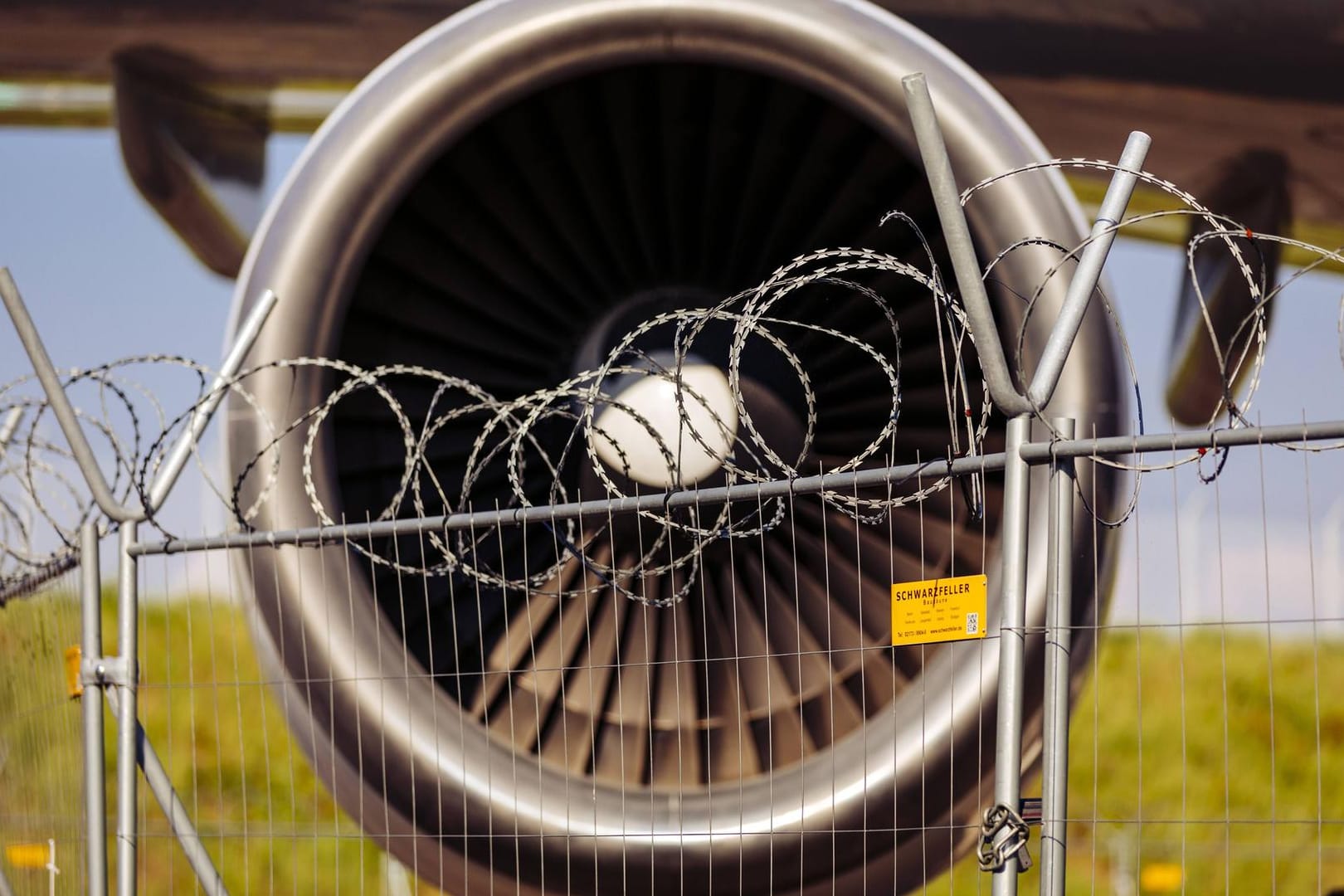 Ein Flugzeug am Airport in Köln: Bürger aus elf Staaten dürfen wieder ohne Einschränkungen nach Deutschland reisen.