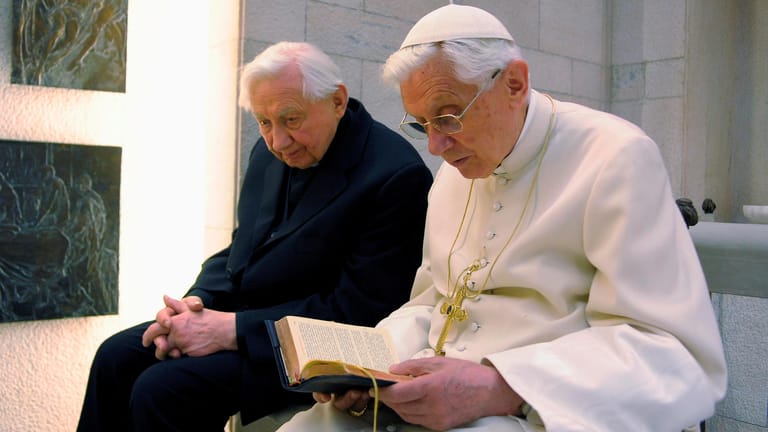Papst Benedeikt XVI. mit seinem Bruder Georg (links): Georg Ratzinger ist im Alter von 96 Jahren gestorben.